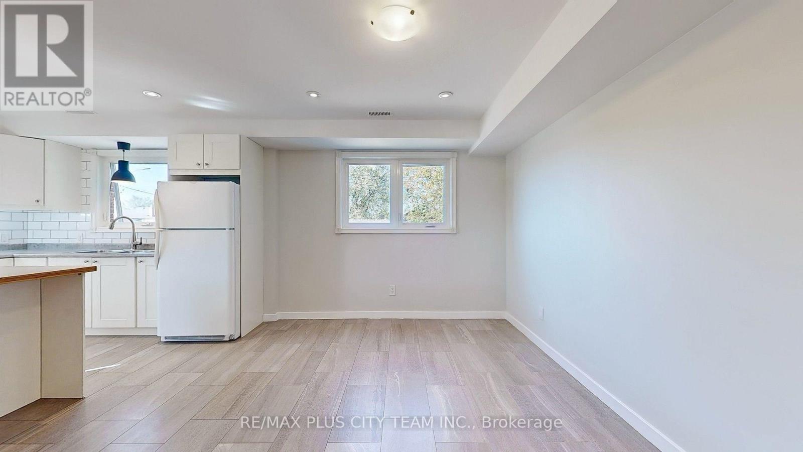 1210 Victoria Park Avenue, Toronto, Ontario  M4B 2K7 - Photo 6 - E12594830