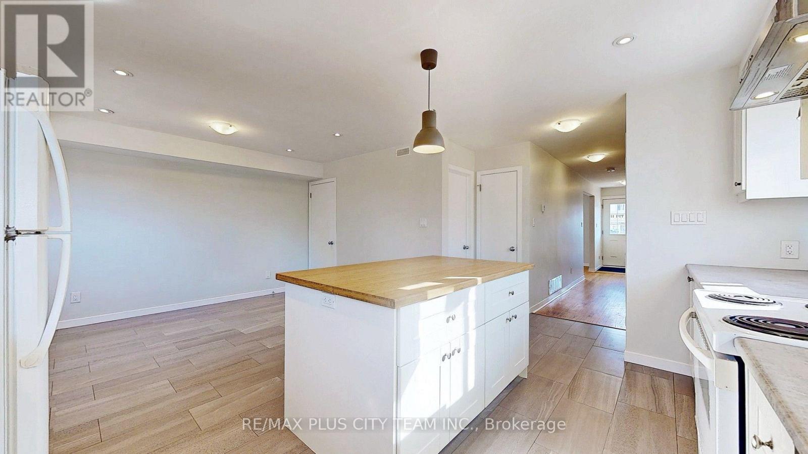 1210 Victoria Park Avenue, Toronto, Ontario  M4B 2K7 - Photo 8 - E12594830