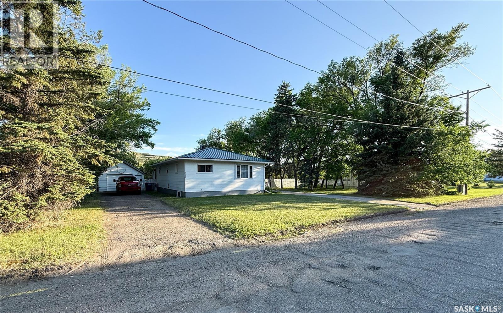 610 Railway Street, Eastend, Saskatchewan  S0N 0T0 - Photo 2 - SK025093