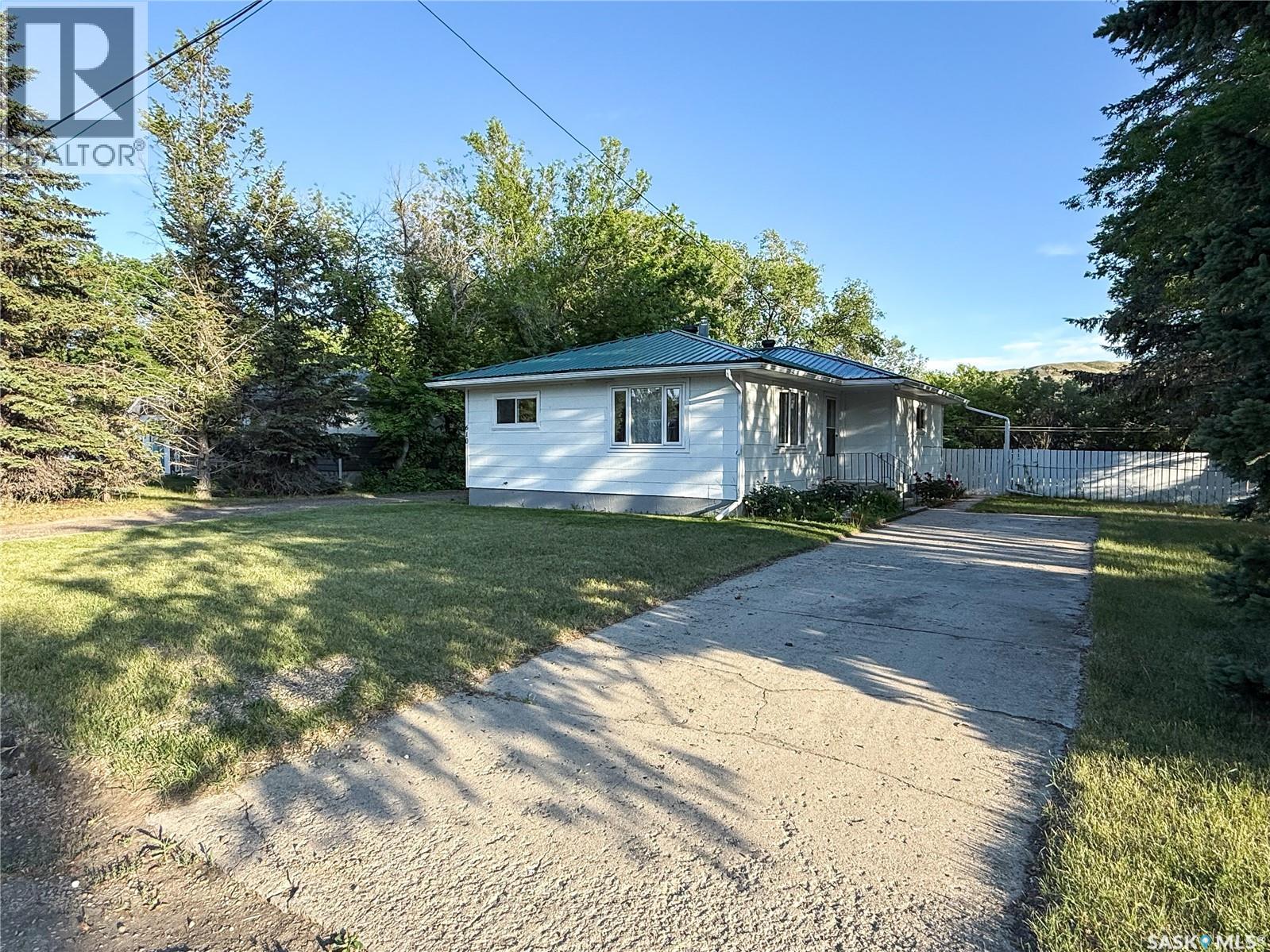 610 Railway Street, Eastend, Saskatchewan  S0N 0T0 - Photo 3 - SK025093