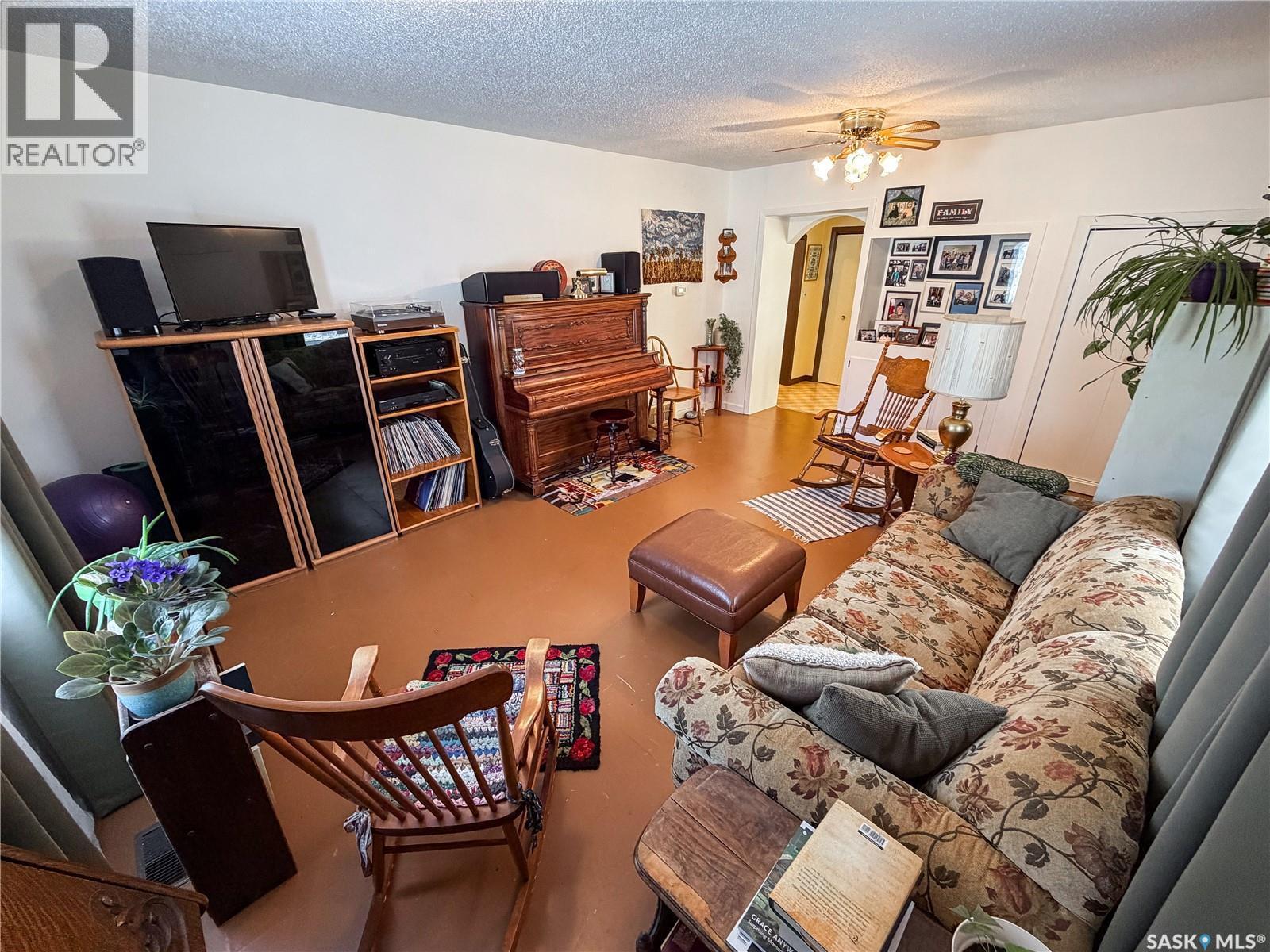 610 Railway Street, Eastend, Saskatchewan  S0N 0T0 - Photo 7 - SK025093