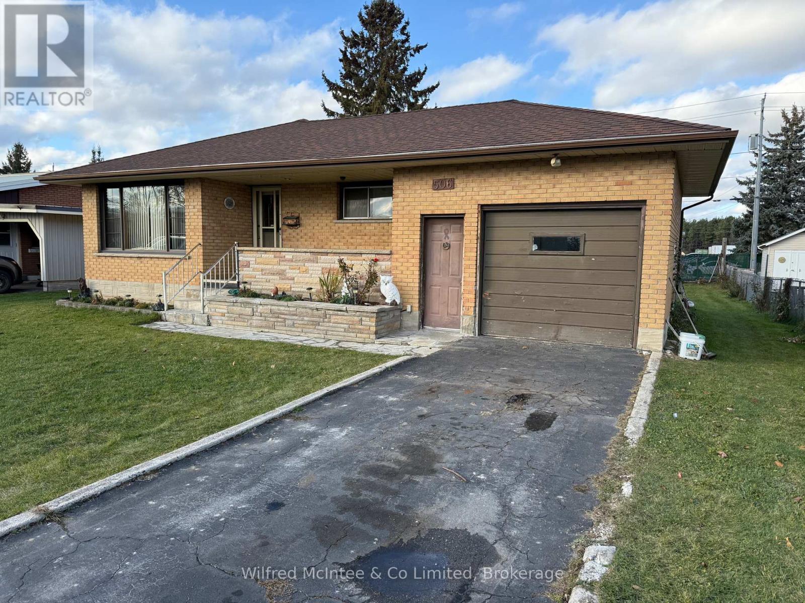 506 14th Street, Hanover, Ontario N4N 1Z9 - Photo 3 - X12582272