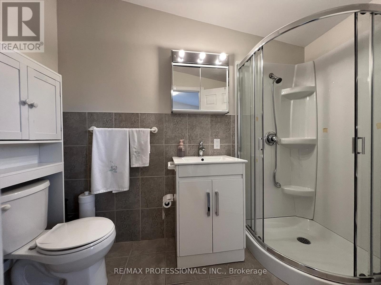 33 Chandos Avenue, Toronto, Ontario M6H 2E6 - Photo 20 - W12594780