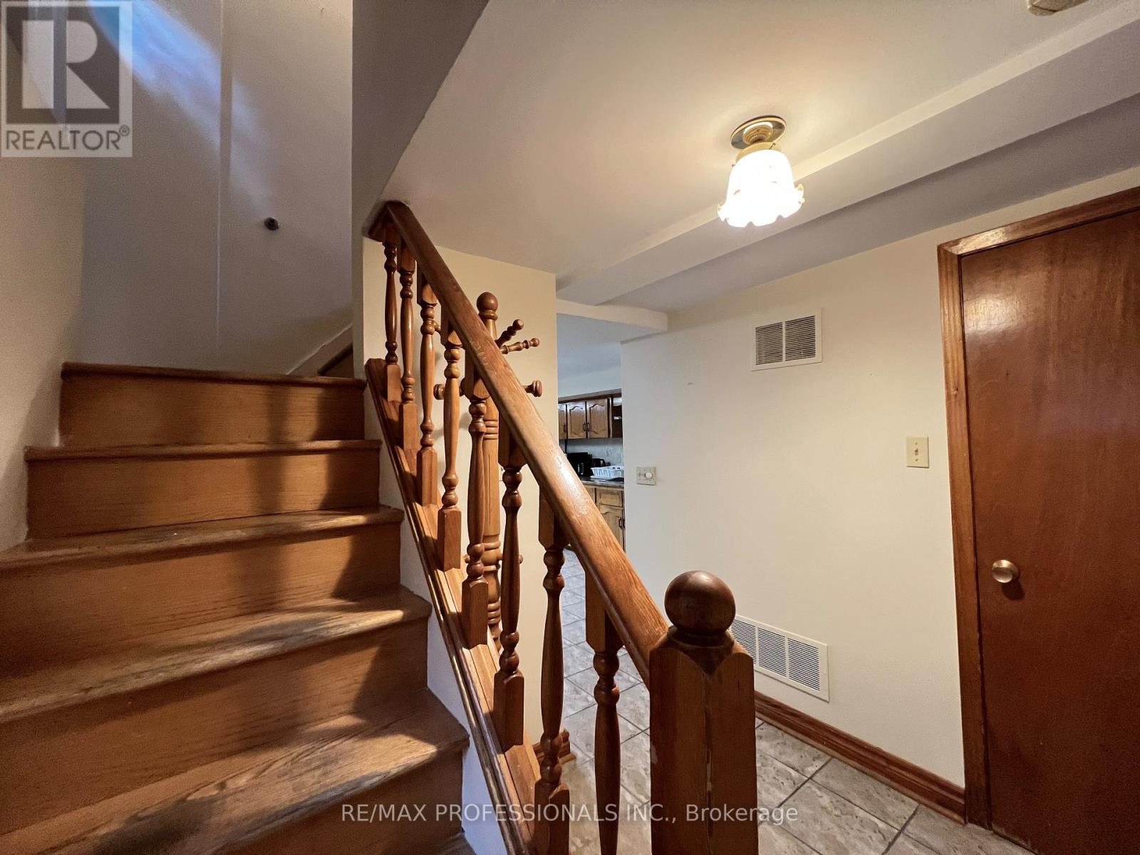 33 Chandos Avenue, Toronto, Ontario M6H 2E6 - Photo 24 - W12594780