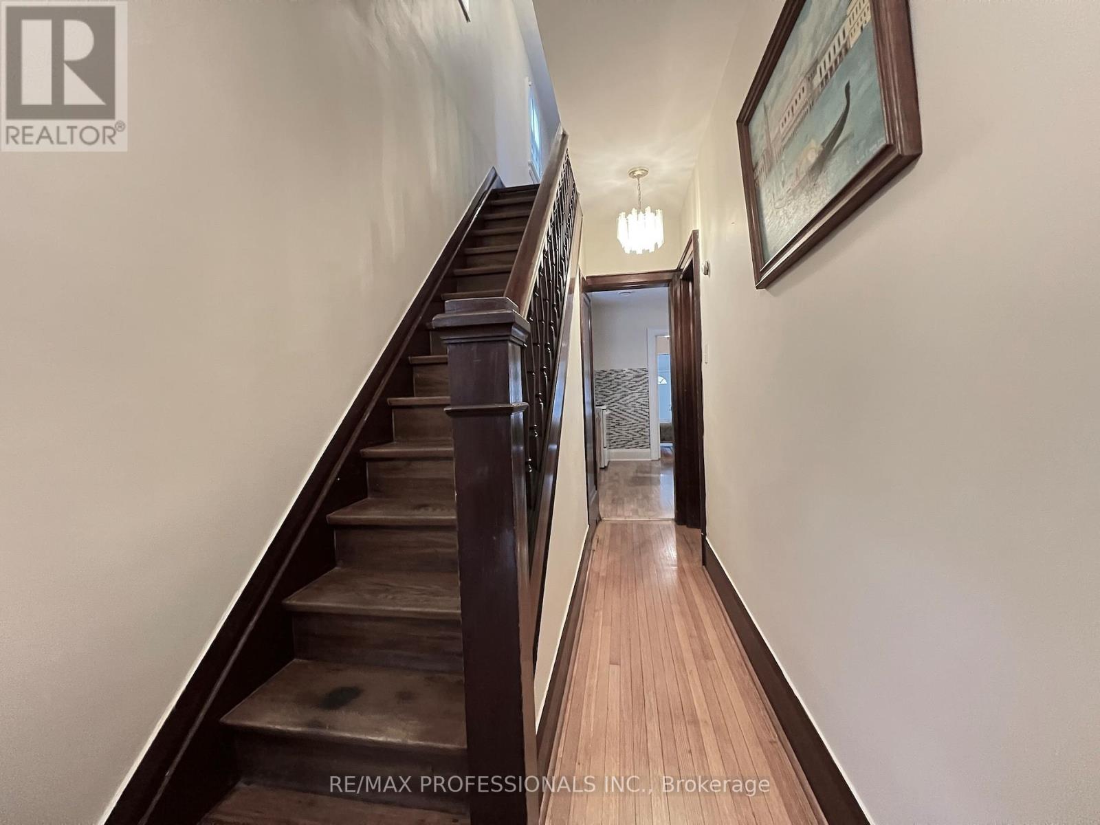 33 Chandos Avenue, Toronto, Ontario M6H 2E6 - Photo 7 - W12594780