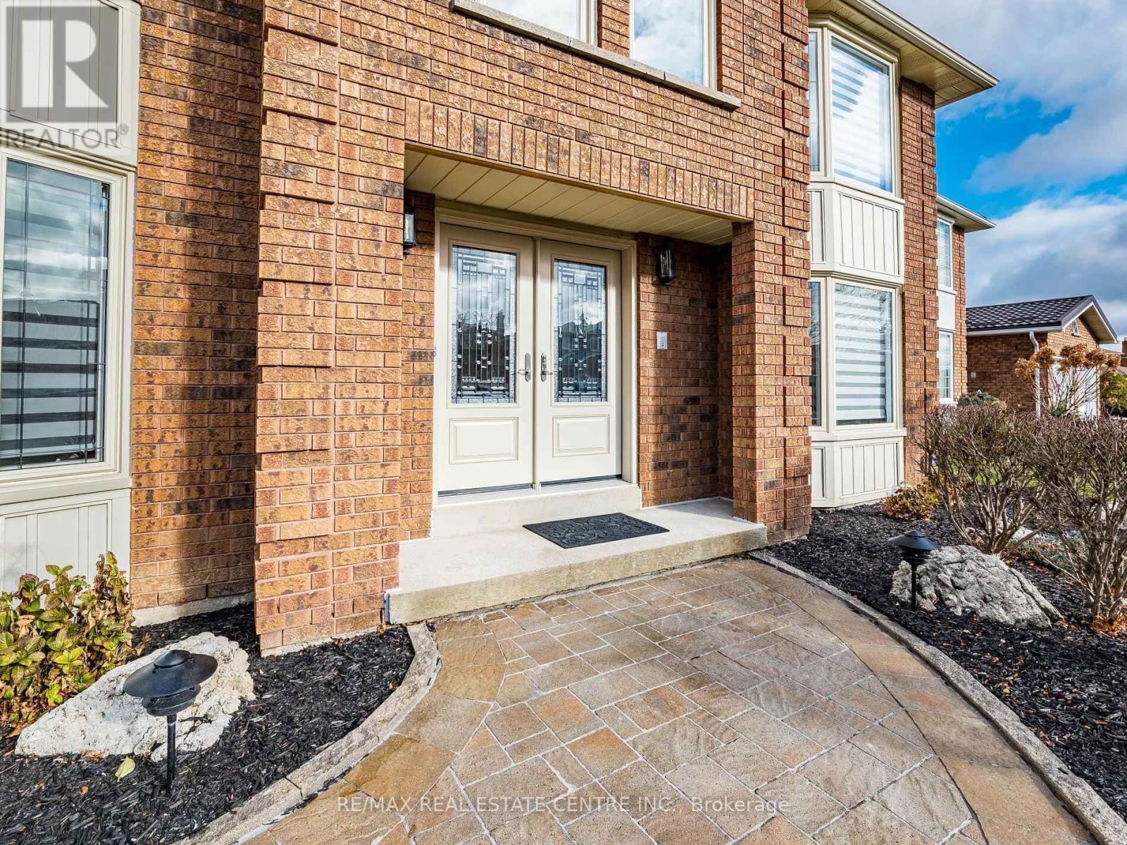 76 Turtlecreek Boulevard, Brampton, Ontario  L6W 3X9 - Photo 9 - W12594850