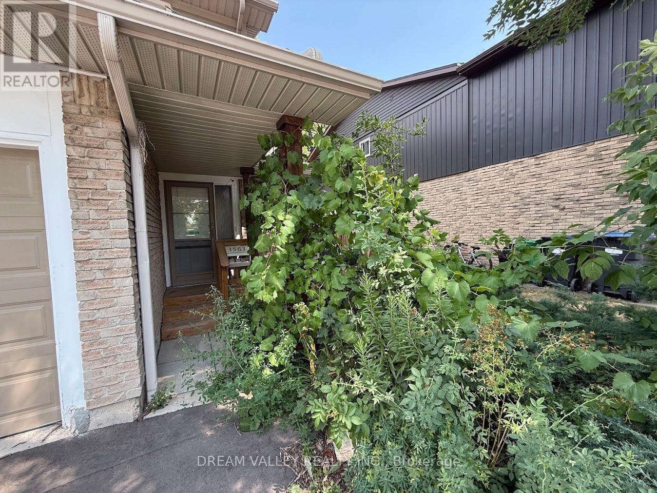 3563 Autumnleaf Crescent, Mississauga, Ontario  L5L 1K6 - Photo 2 - W12594860