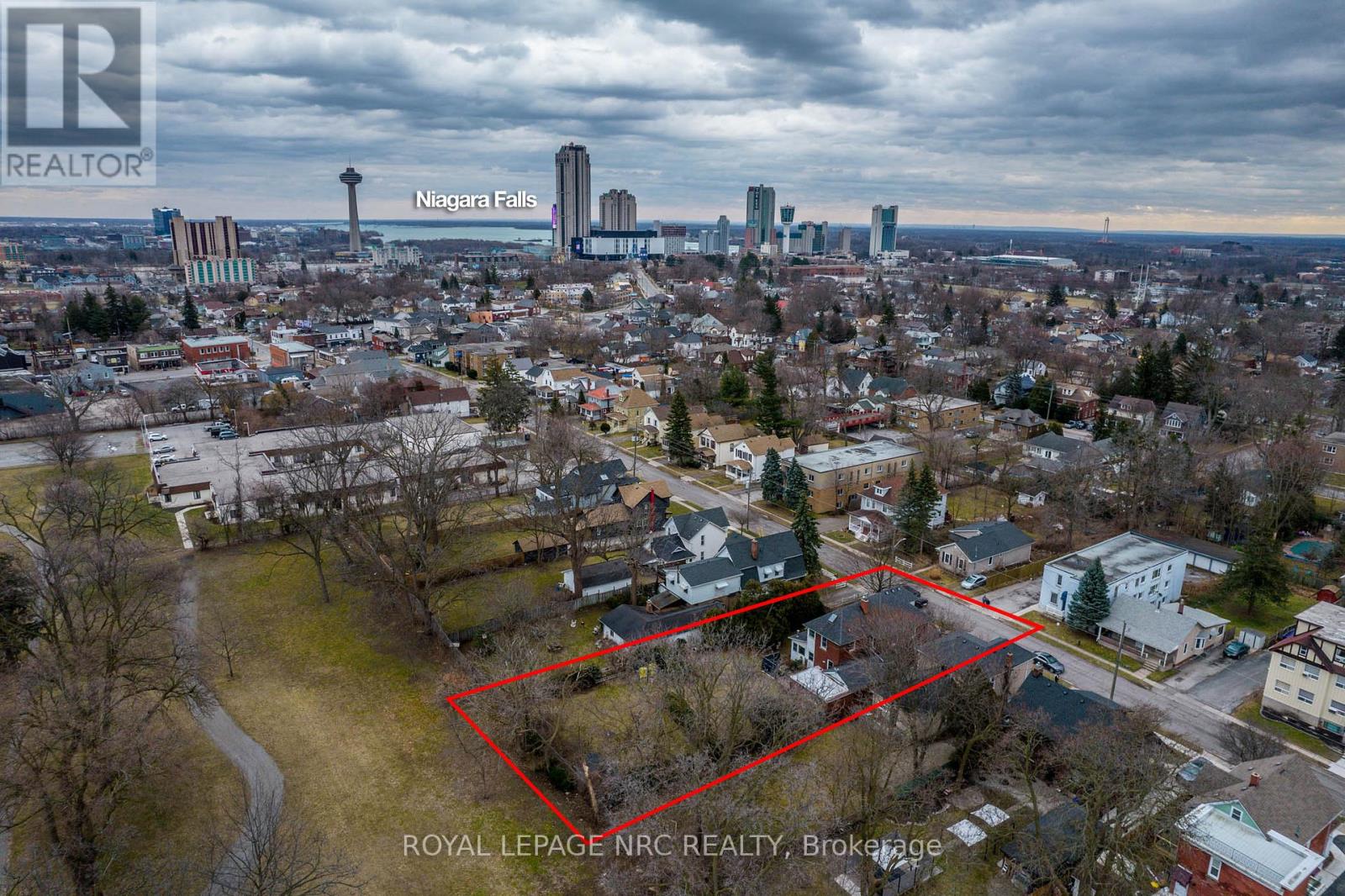 6107 Barker Street, Niagara Falls, Ontario L2G 1Y5 - Photo 3 - X12594982