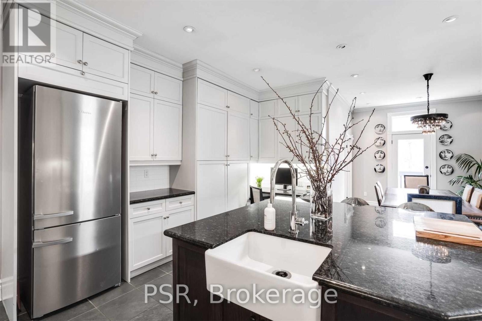 2 - 151 Robert Street, Toronto, Ontario  M5S 2K6 - Photo 5 - C12594994