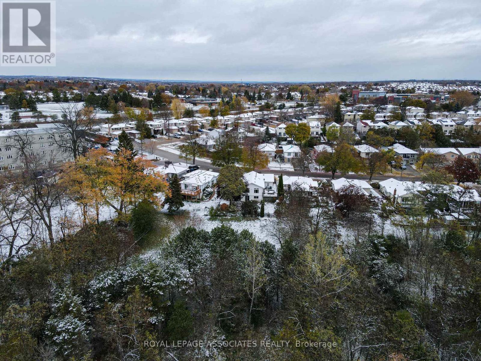 692 Down Crescent, Oshawa, Ontario  L1H 7Y1 - Photo 3 - E12595000