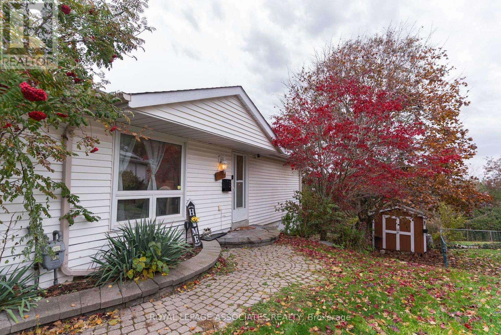 692 Down Crescent, Oshawa, Ontario  L1H 7Y1 - Photo 4 - E12595000