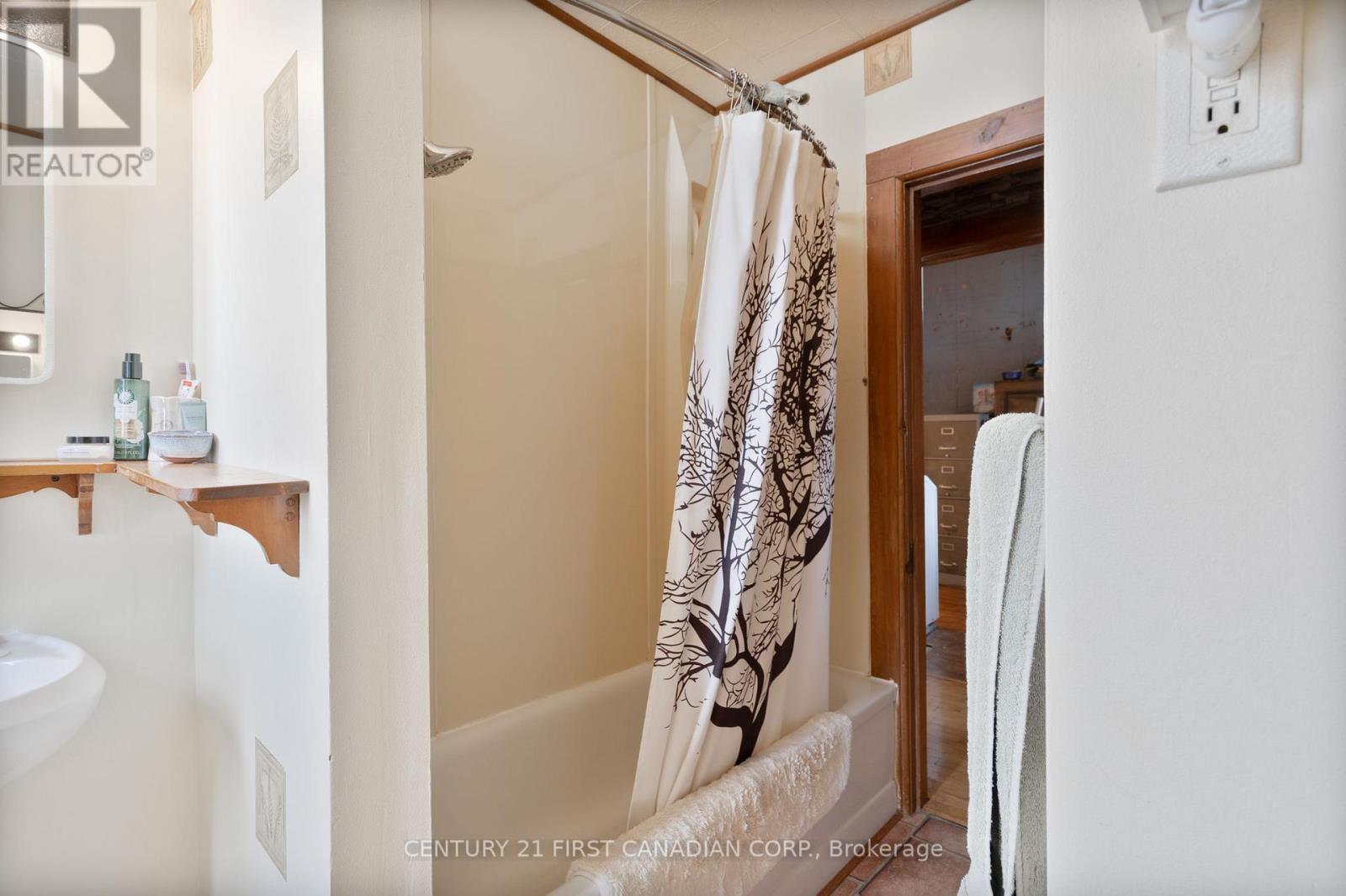 117 Alice Street, Lucan Biddulph, Ontario N0M 2J0 - Photo 12 - X12595190