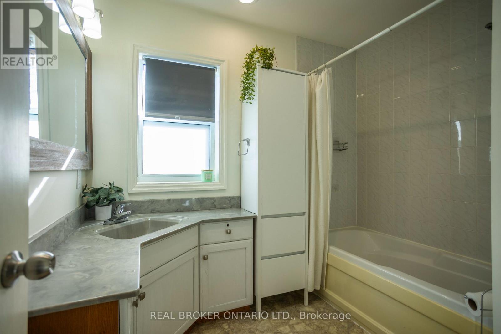 1093 Ogden Avenue, Mississauga, Ontario  L5E 2G7 - Photo 18 - W12594950