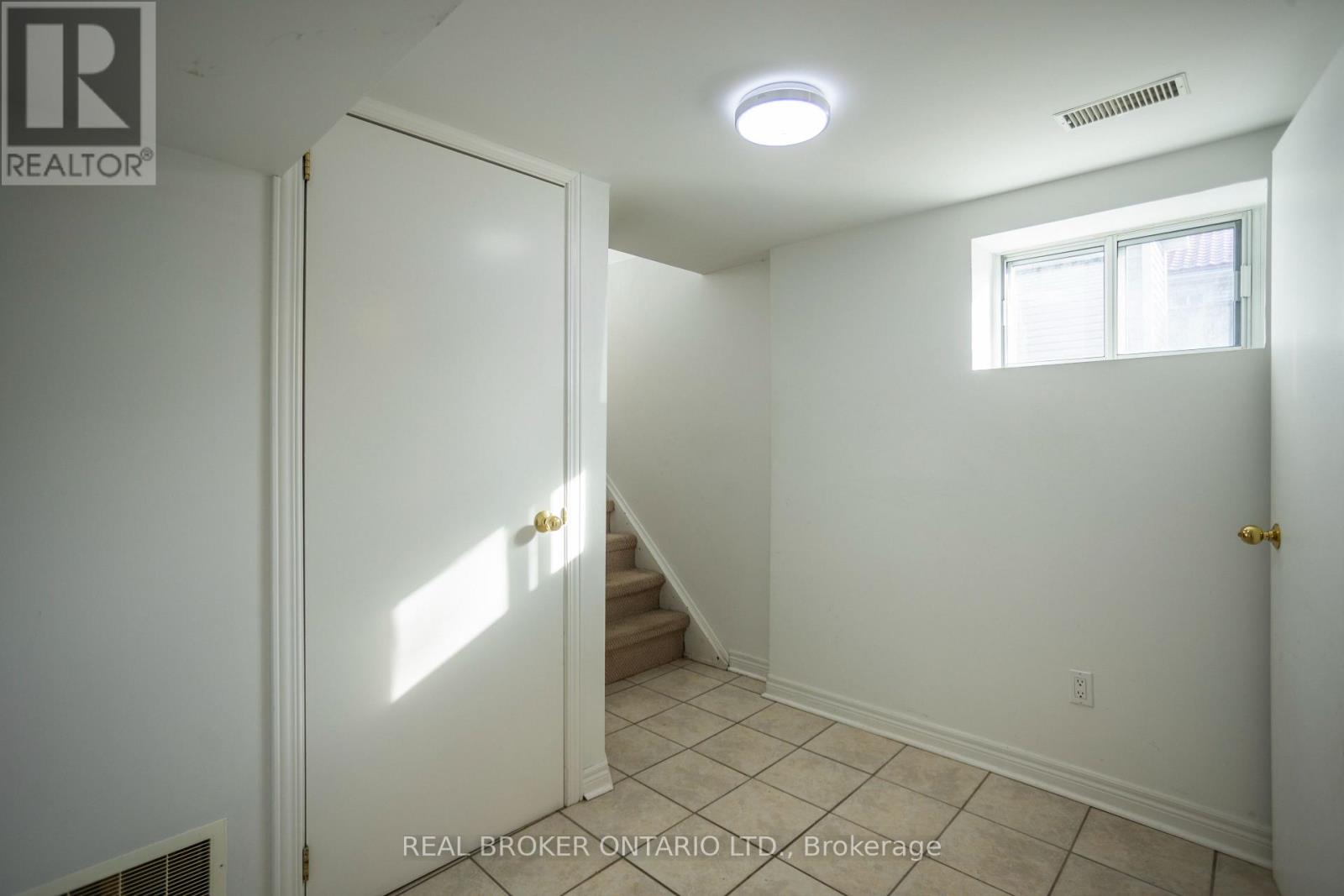 1093 Ogden Avenue, Mississauga, Ontario  L5E 2G7 - Photo 20 - W12594950