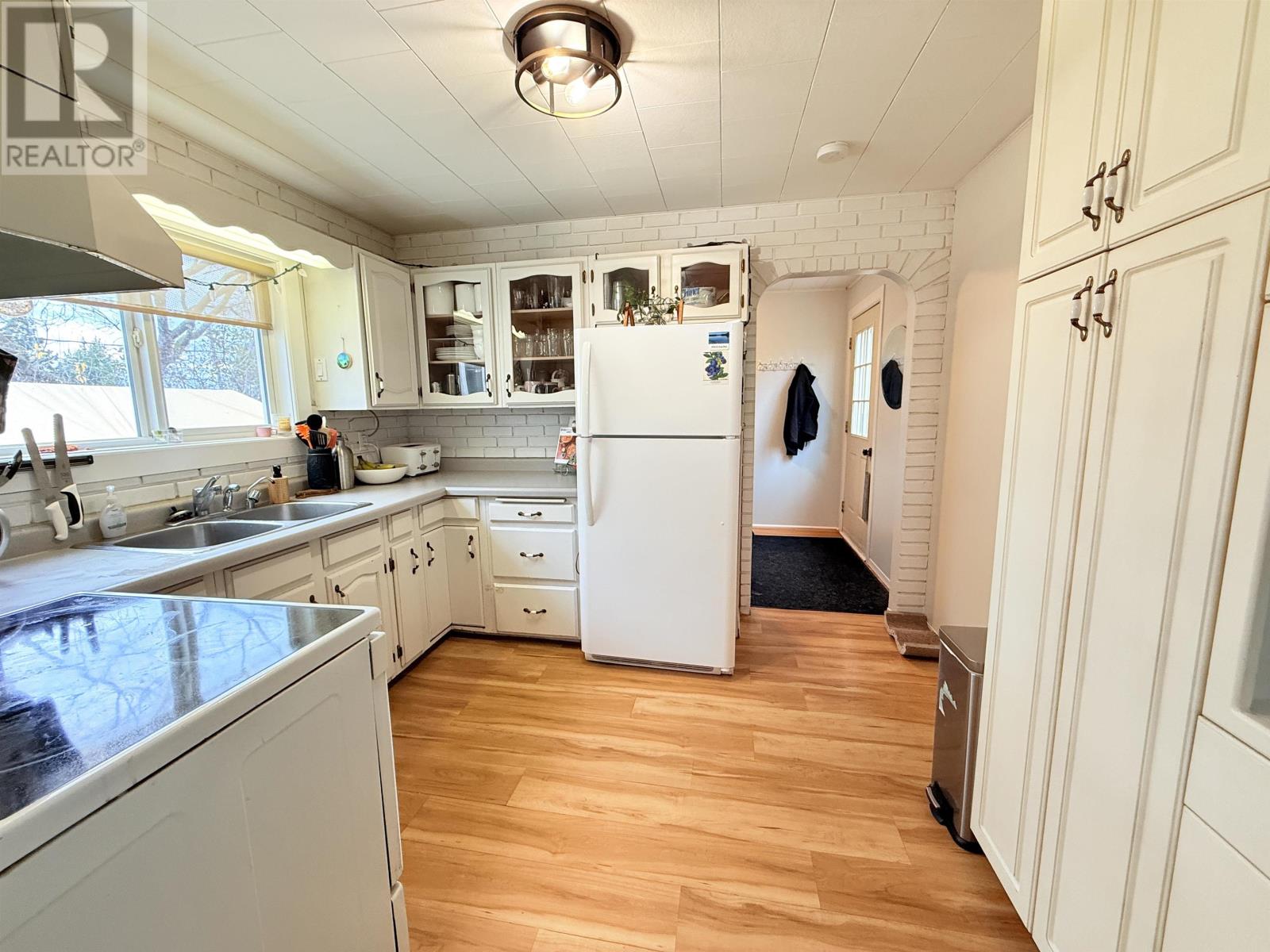 37 Second Ave N, Sioux Lookout, Ontario P8T 1H2 - Photo 2 - TB253359