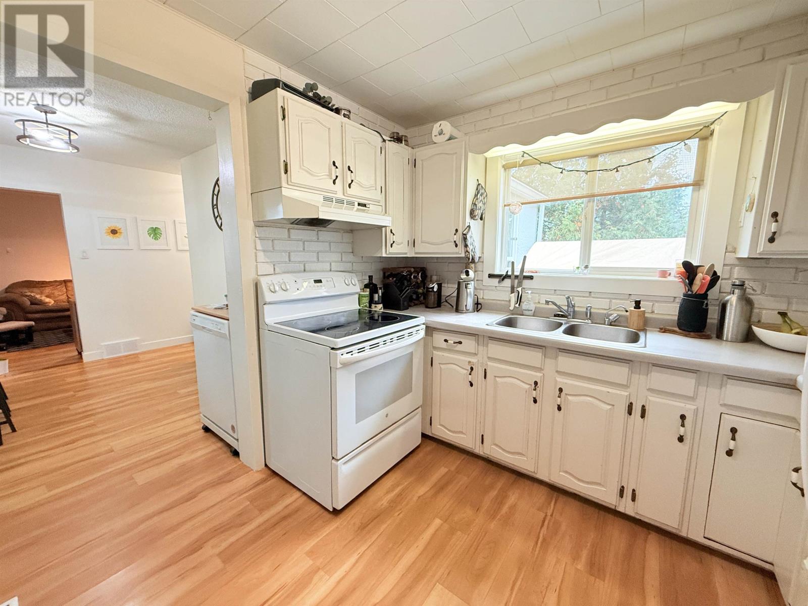 37 Second Ave N, Sioux Lookout, Ontario P8T 1H2 - Photo 3 - TB253359