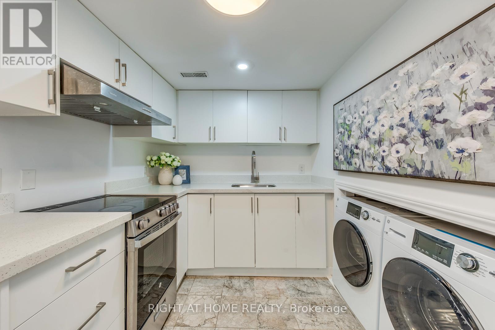 43 South Kingsway, Toronto, Ontario  M6S 3T2 - Photo 32 - W12594472