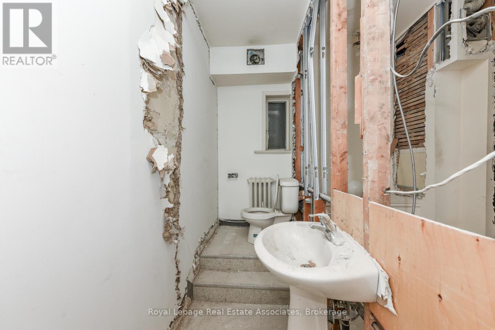 Second And Third Level - 756 Yonge Street, Toronto, Ontario  M4Y 2B6 - Photo 14 - C12595032