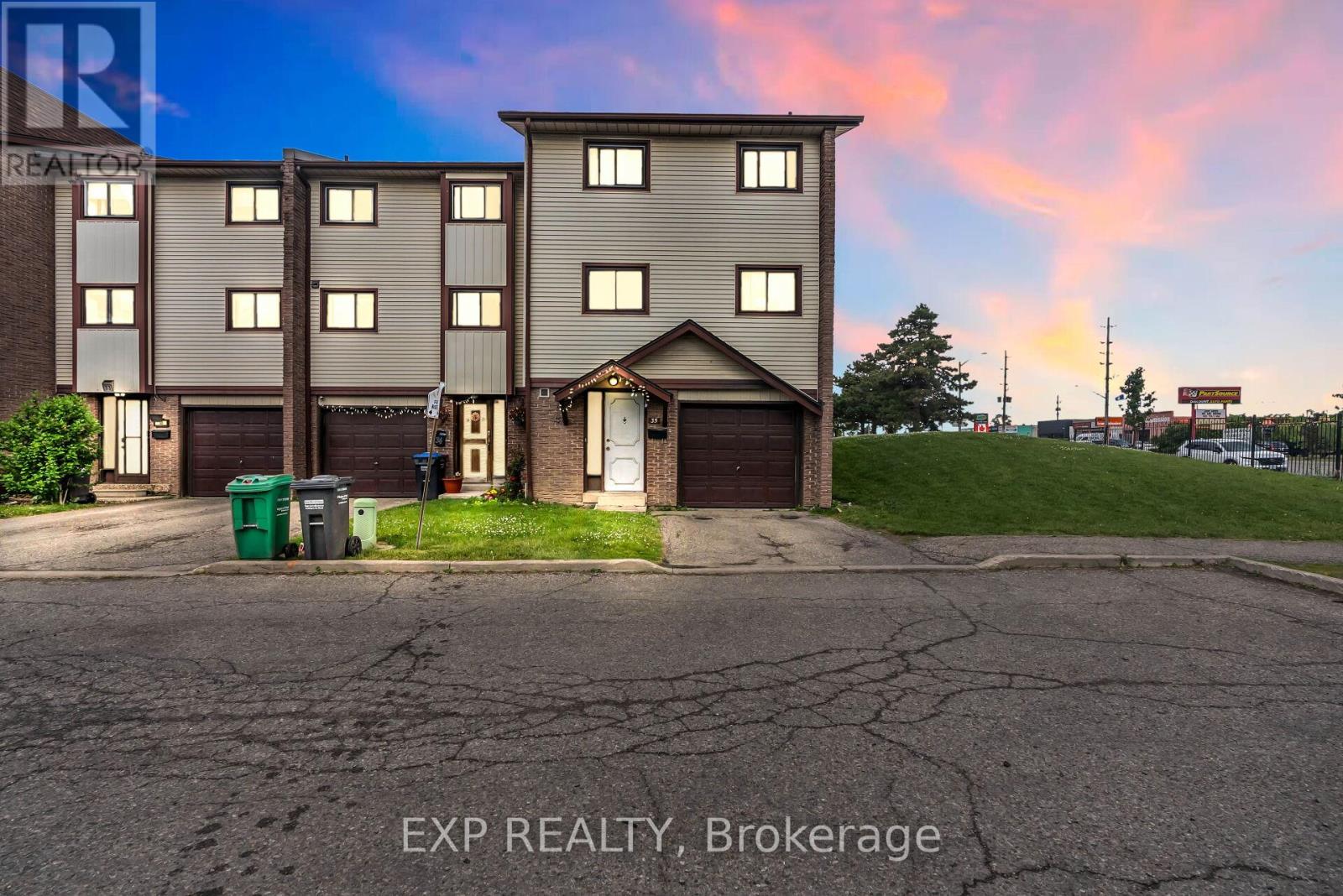 35 Mccallum Court, Brampton, Ontario  L6W 3M3 - Photo 2 - W12595026