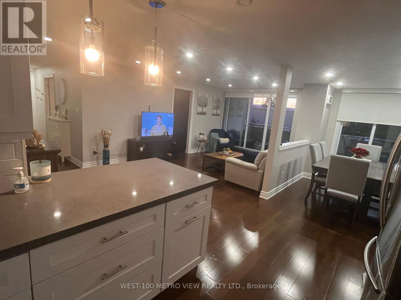 202 - 1415 Ghent Avenue, Burlington, Ontario  L7S 1X4 - Photo 2 - W12595040