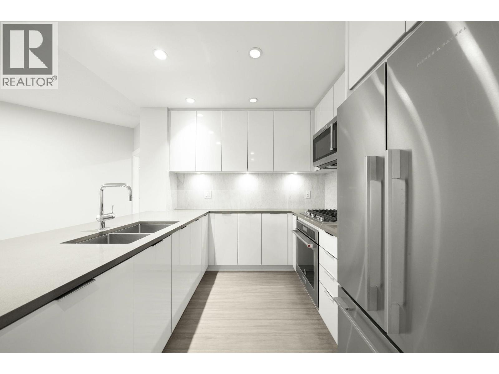 301 2632 Library Lane, North Vancouver, British Columbia  V7J 0B8 - Photo 2 - R3071539