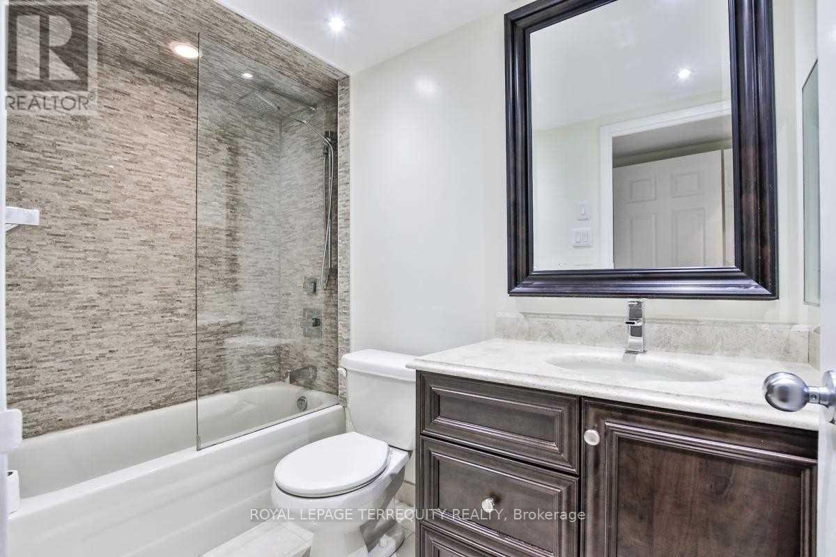 1407 - 77 Harbour Square, Toronto, Ontario  M5J 2S2 - Photo 11 - C12595266