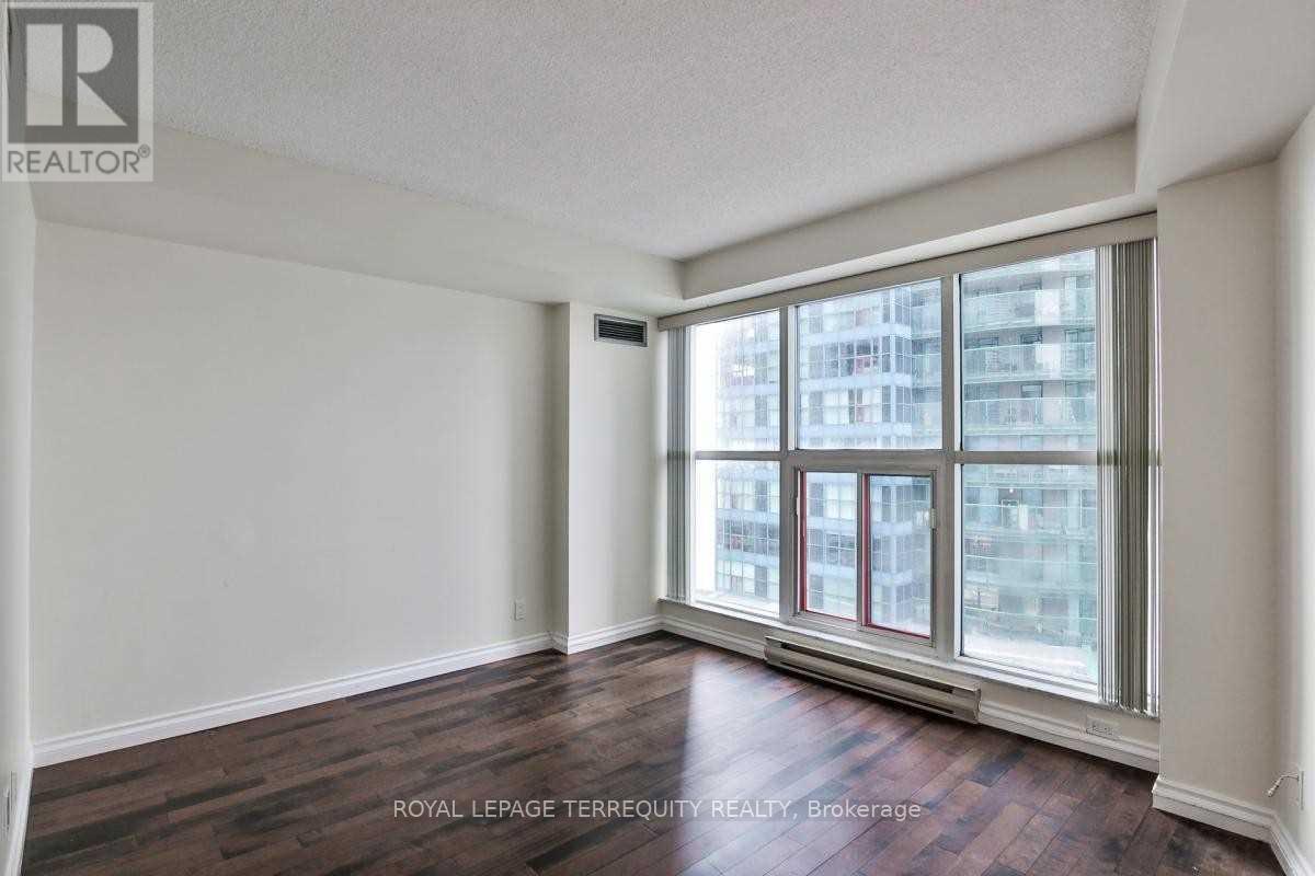 1407 - 77 Harbour Square, Toronto, Ontario  M5J 2S2 - Photo 12 - C12595266