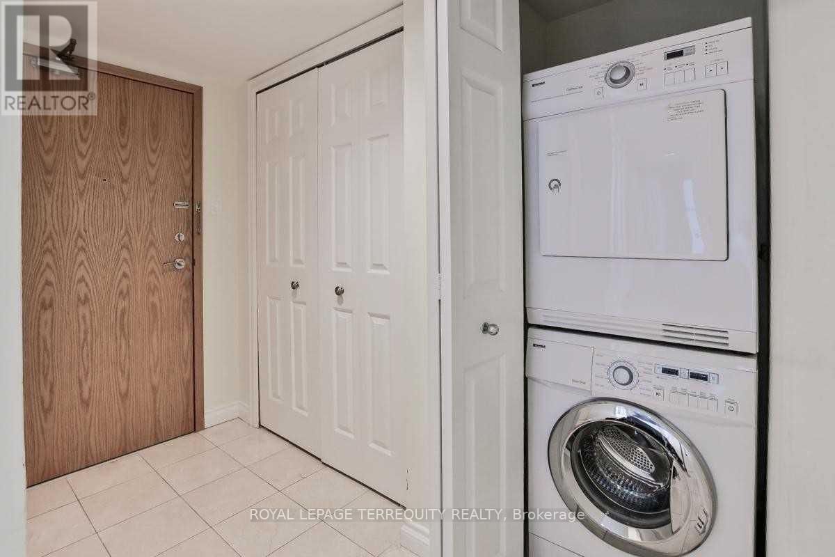 1407 - 77 Harbour Square, Toronto, Ontario  M5J 2S2 - Photo 17 - C12595266