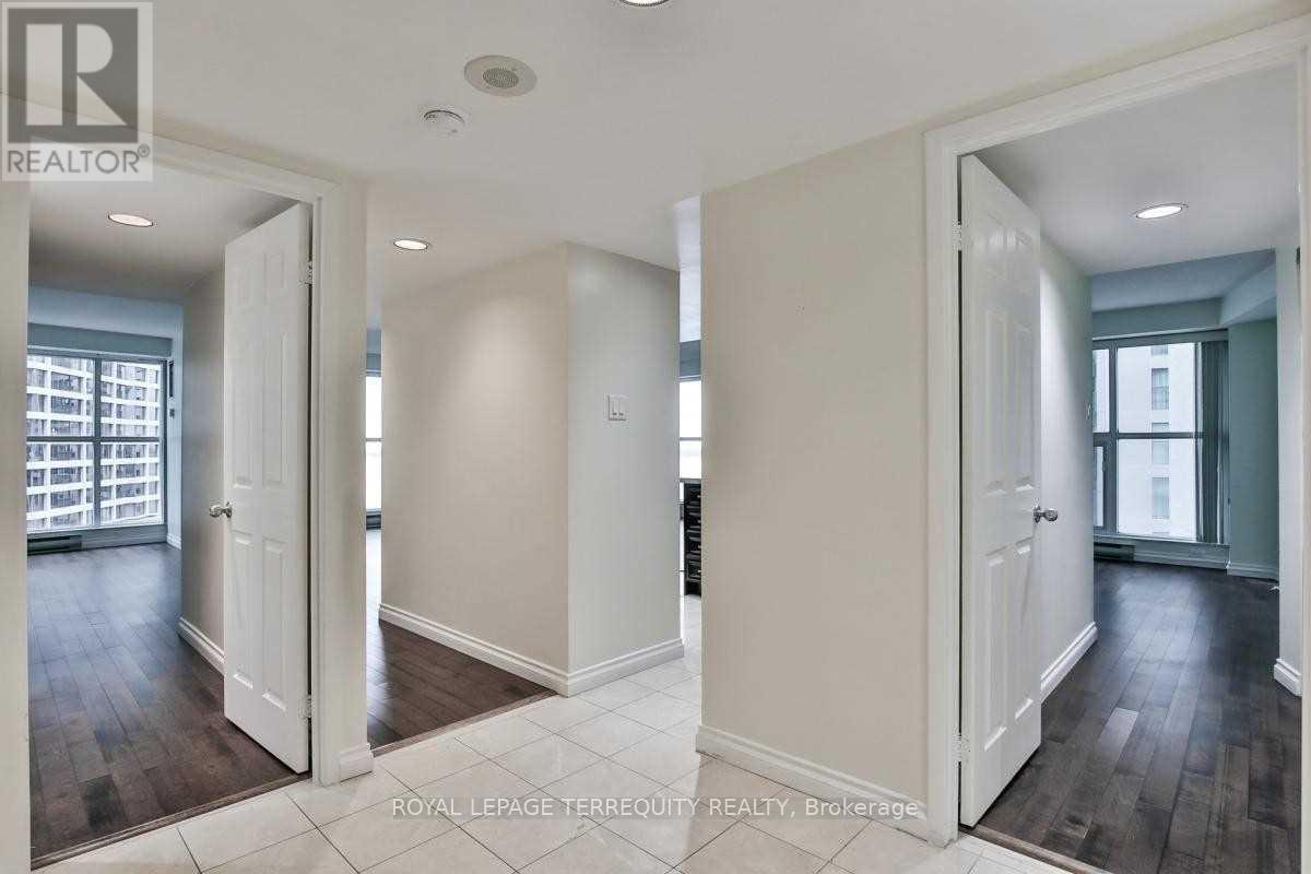 1407 - 77 Harbour Square, Toronto, Ontario  M5J 2S2 - Photo 2 - C12595266