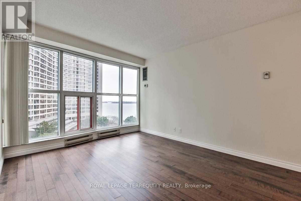 1407 - 77 Harbour Square, Toronto, Ontario  M5J 2S2 - Photo 8 - C12595266