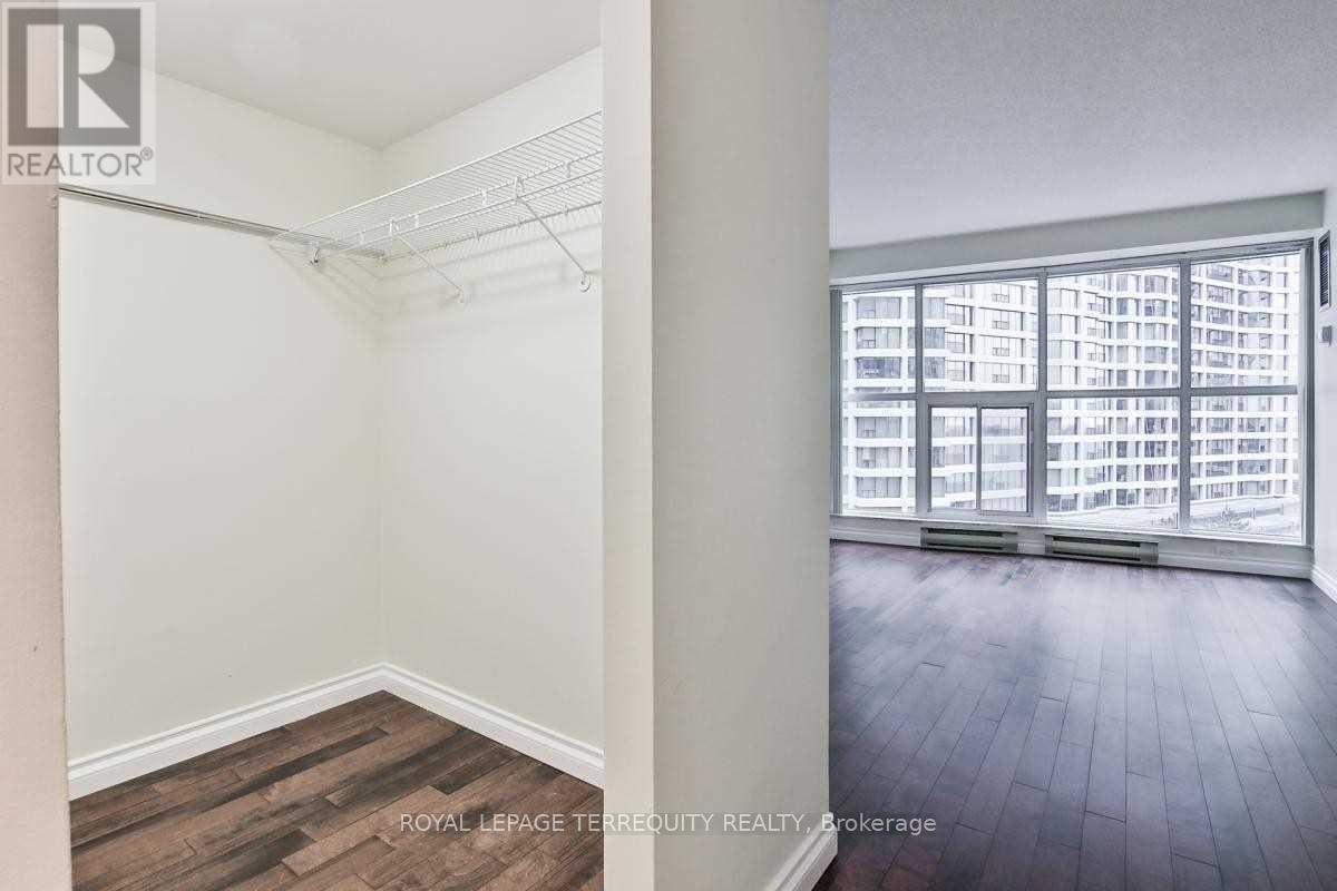 1407 - 77 Harbour Square, Toronto, Ontario  M5J 2S2 - Photo 9 - C12595266