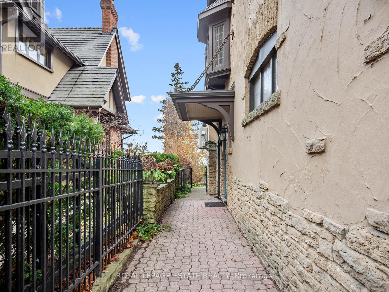 9 Silver Birch Avenue, Toronto, Ontario  M4E 3K8 - Photo 4 - E12595200