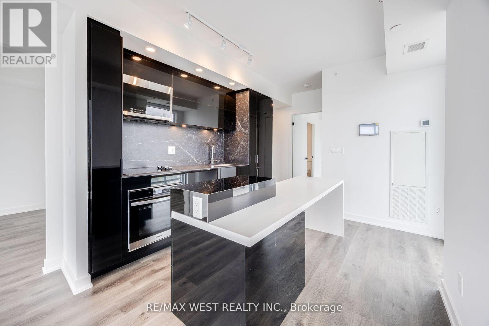 1003 - 370 Martha Street, Burlington, Ontario  L7R 0G9 - Photo 3 - W12595212