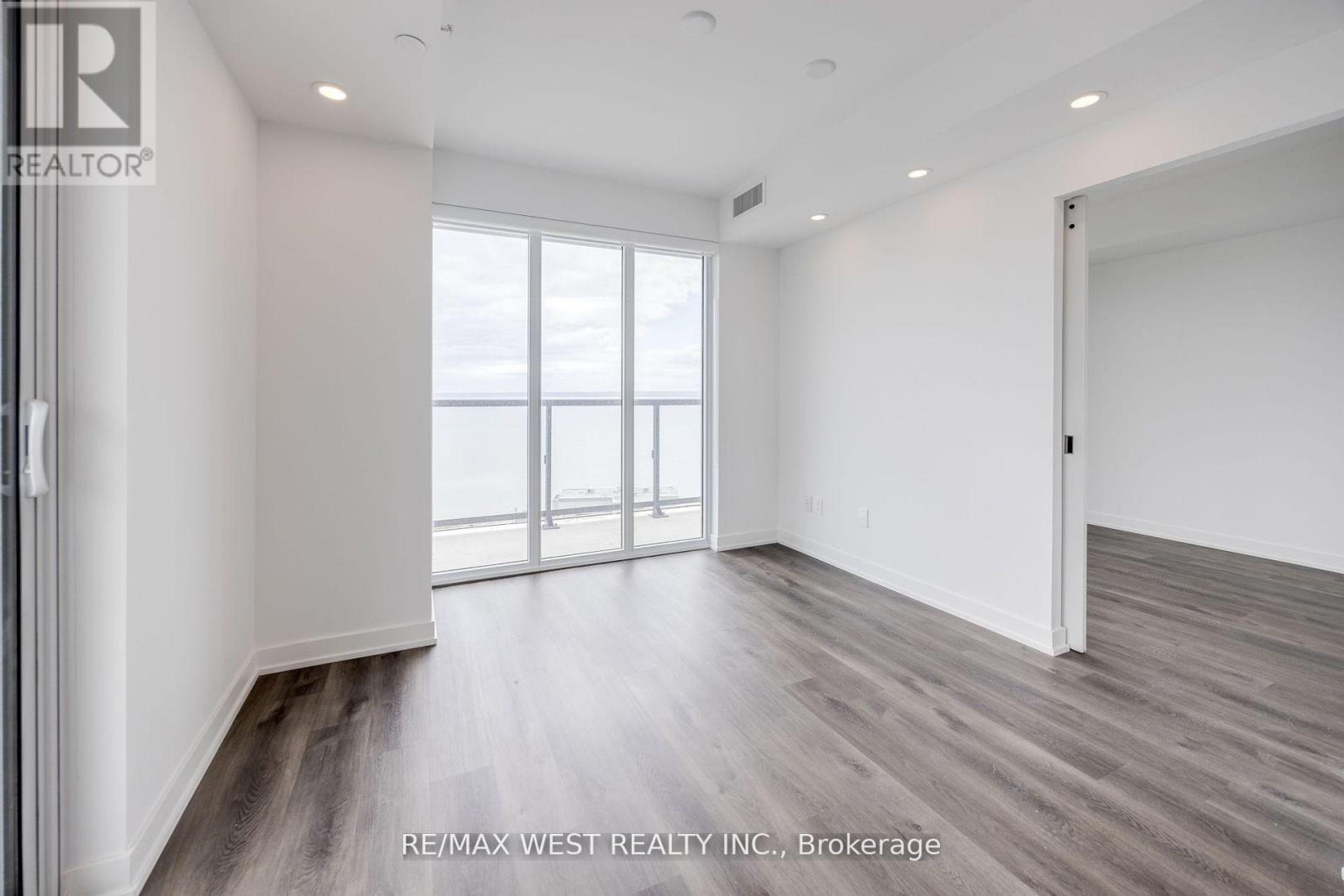 1003 - 370 Martha Street, Burlington, Ontario  L7R 0G9 - Photo 6 - W12595212