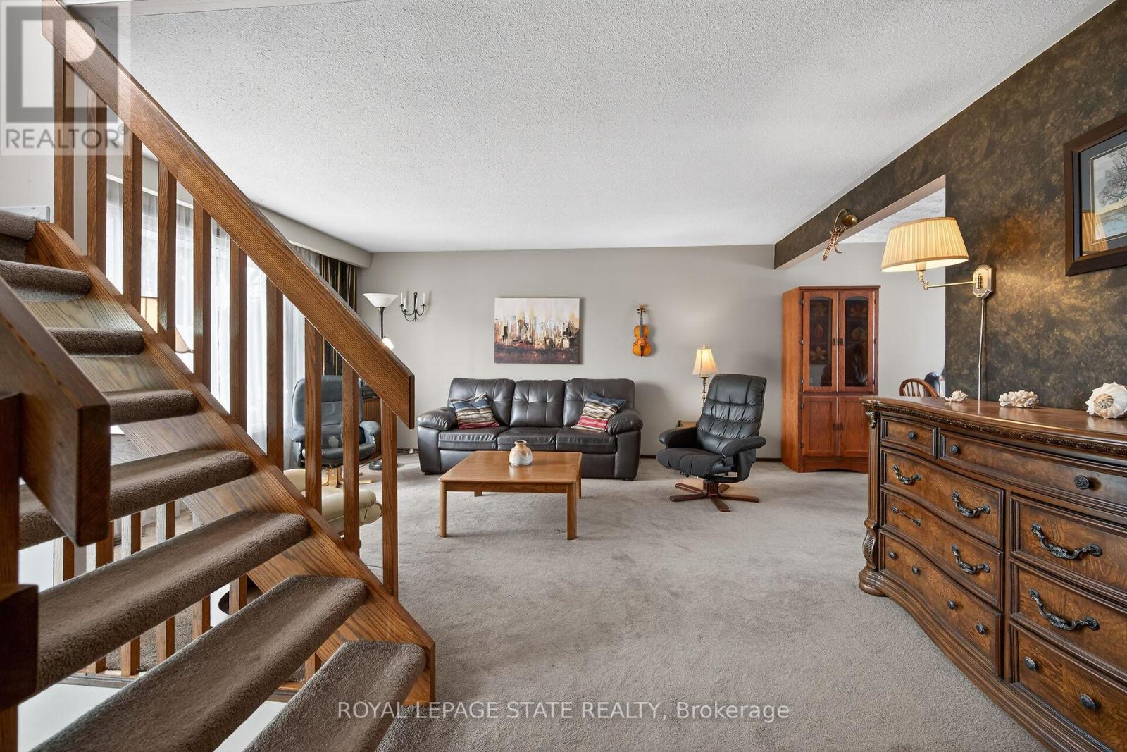 356 Cranbrook Drive, Hamilton, Ontario L9C 4T3 - Photo 2 - X12595258