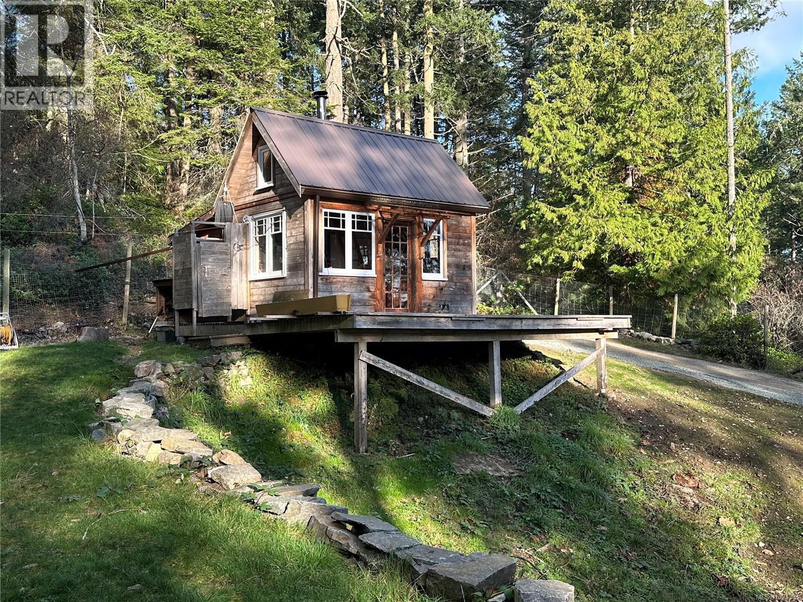 220 Menhinick Dr, Salt Spring, British Columbia  V8K 1W6 - Photo 1 - 1021384