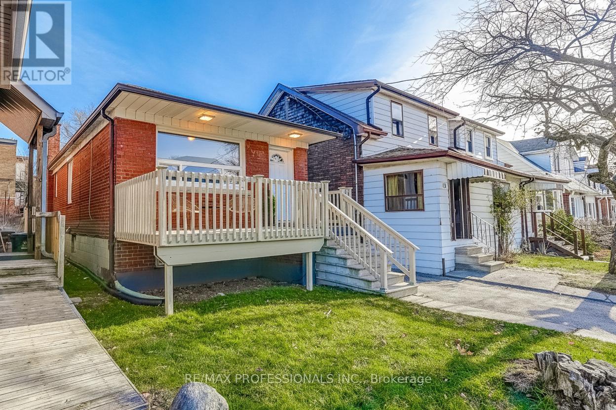 15 Fifteenth Street, Toronto, Ontario  M8V 3J3 - Photo 4 - W12594692