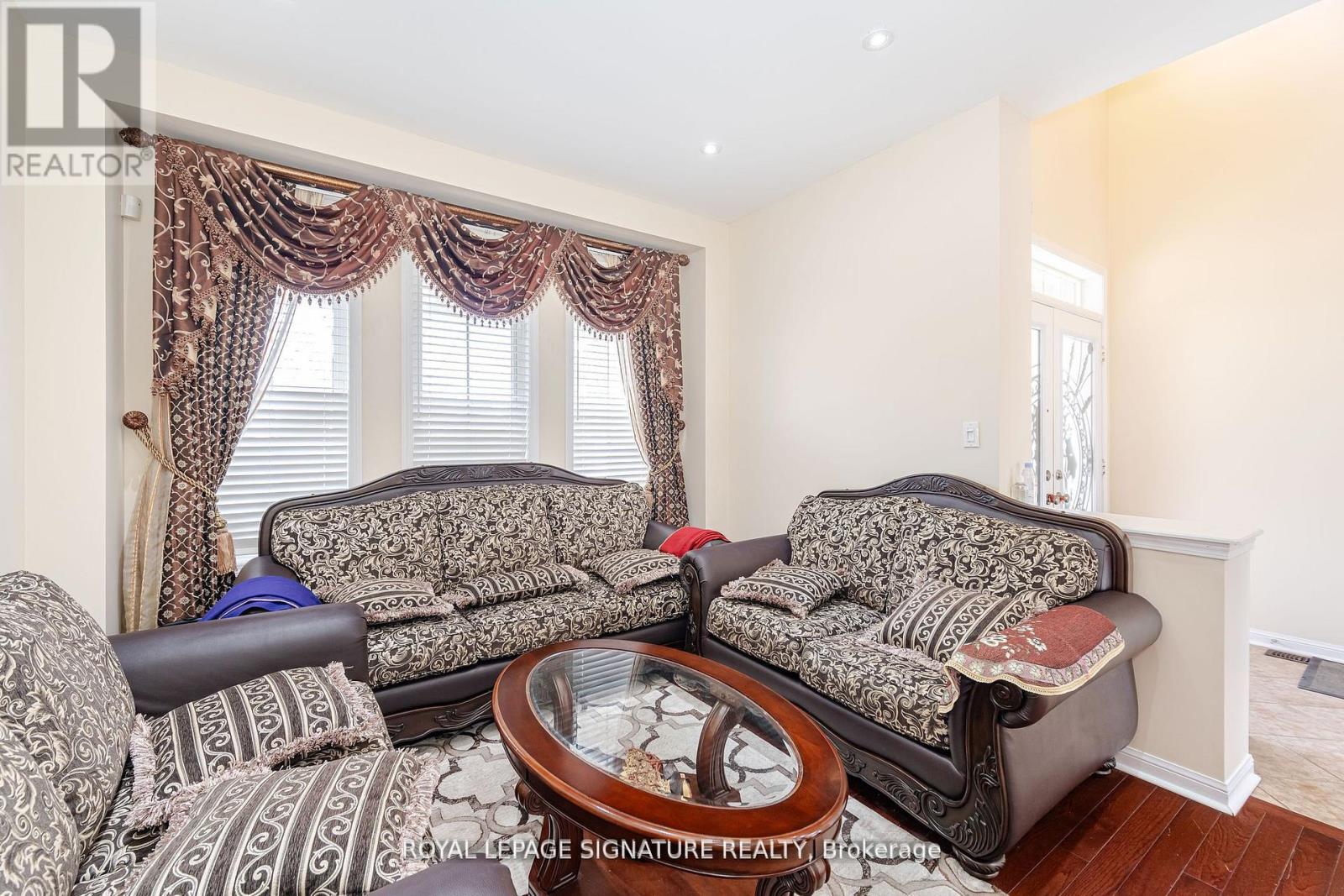 21 Alboreto Way, Brampton, Ontario L6X 0N5 - Photo 3 - W12595282