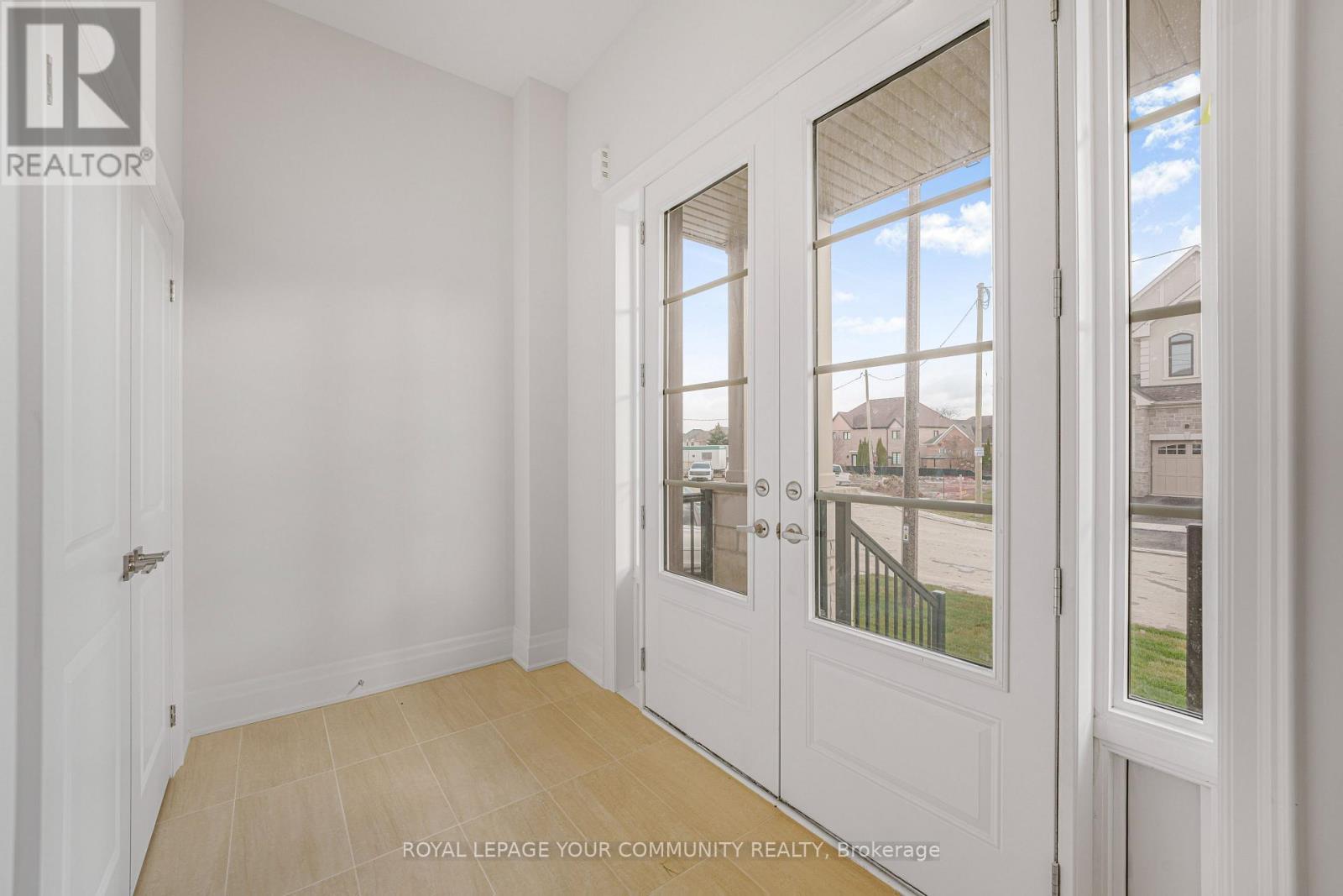 14 Donnybrook Court, Brampton, Ontario L7A 1Y2 - Photo 4 - W12595290