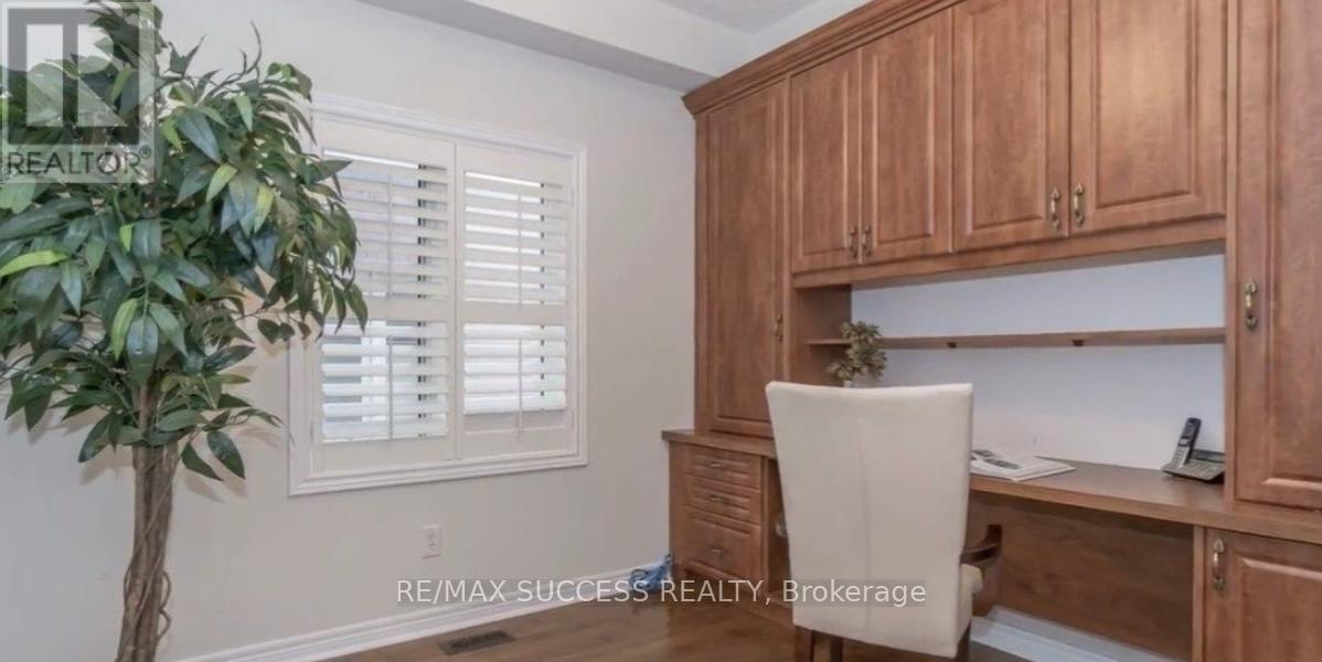 5847 Summerside Drive, Mississauga, Ontario L5M 6J5 - Photo 8 - W12595326