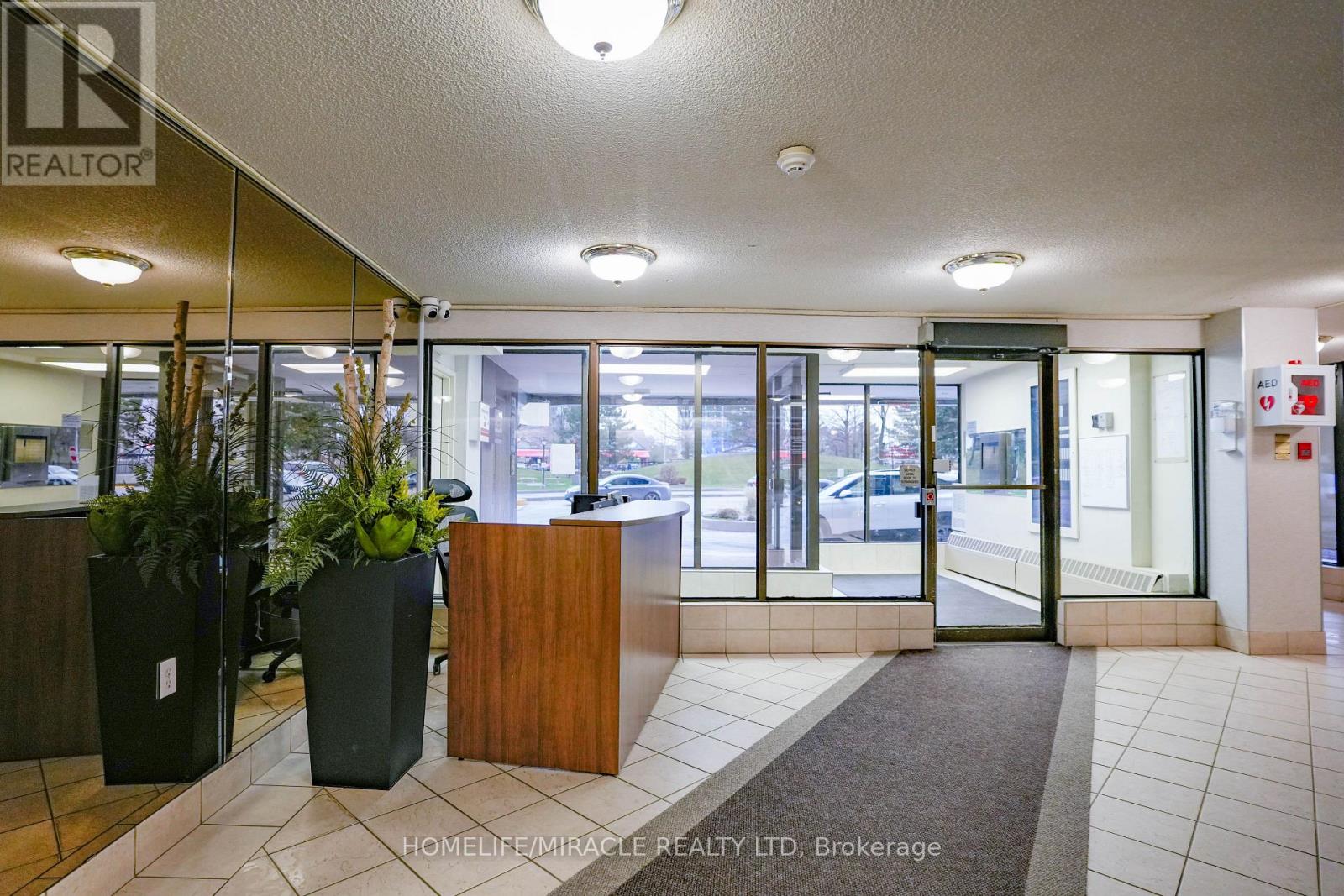 1712 - 18 Knightsbridge Road, Brampton, Ontario  L6T 3X5 - Photo 4 - W12595346