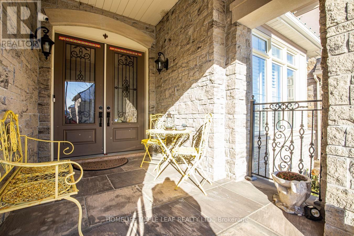 42 Foothills Crescent, Brampton, Ontario L6P 4G9 - Photo 3 - W12595350