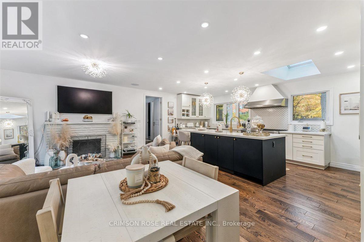 89 Holyrood Avenue, Oakville, Ontario  L6K 2V4 - Photo 3 - W12595362