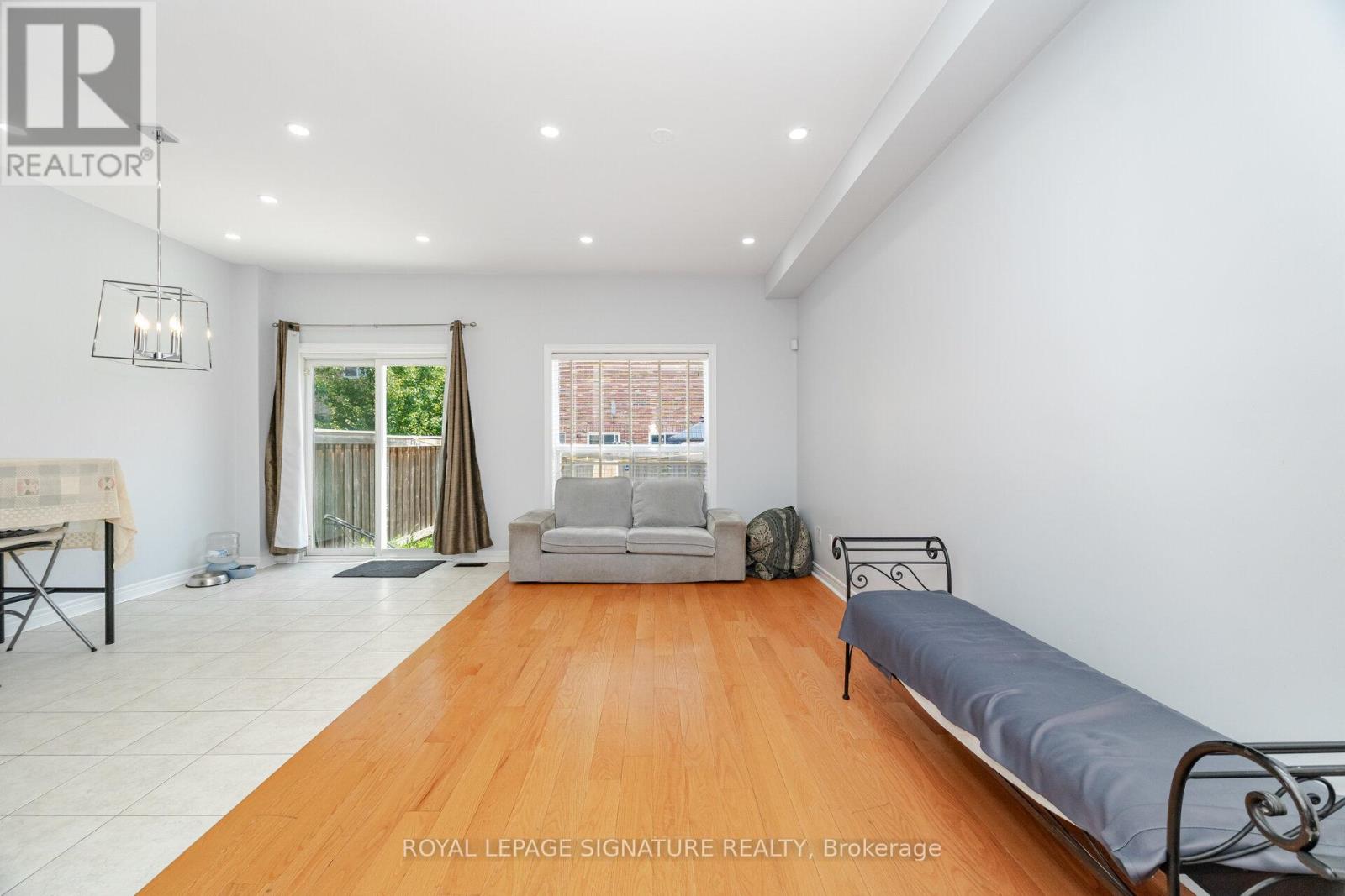 443 Comiskey Crescent, Mississauga, Ontario L5W 0C7 - Photo 10 - W12595372