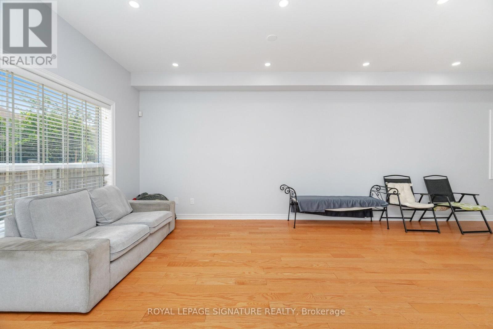 443 Comiskey Crescent, Mississauga, Ontario L5W 0C7 - Photo 11 - W12595372