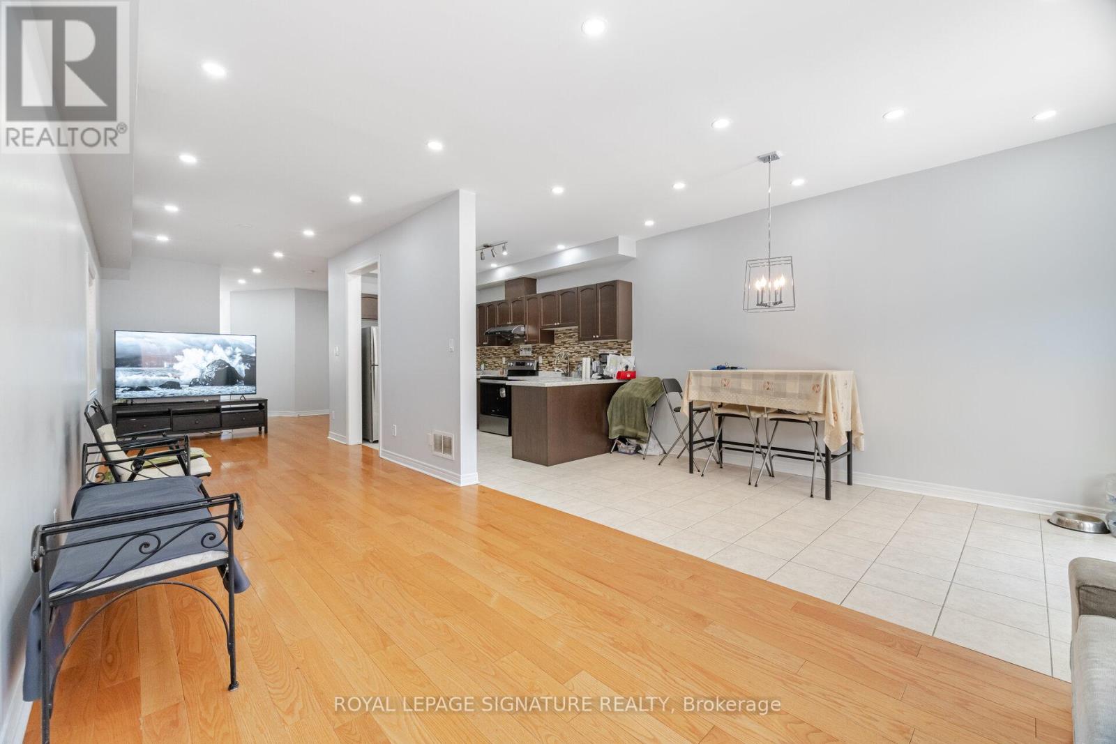 443 Comiskey Crescent, Mississauga, Ontario L5W 0C7 - Photo 12 - W12595372