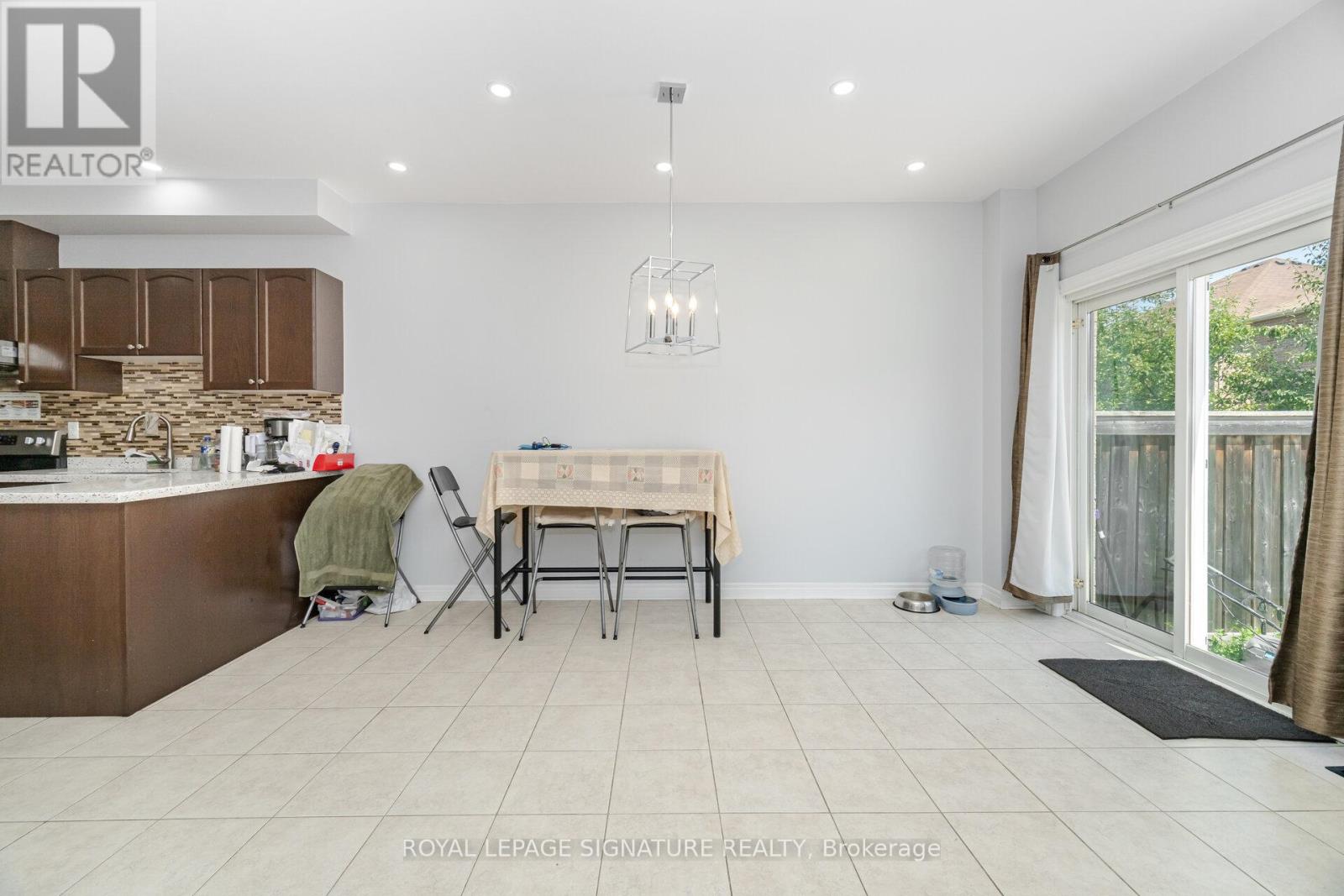 443 Comiskey Crescent, Mississauga, Ontario L5W 0C7 - Photo 13 - W12595372