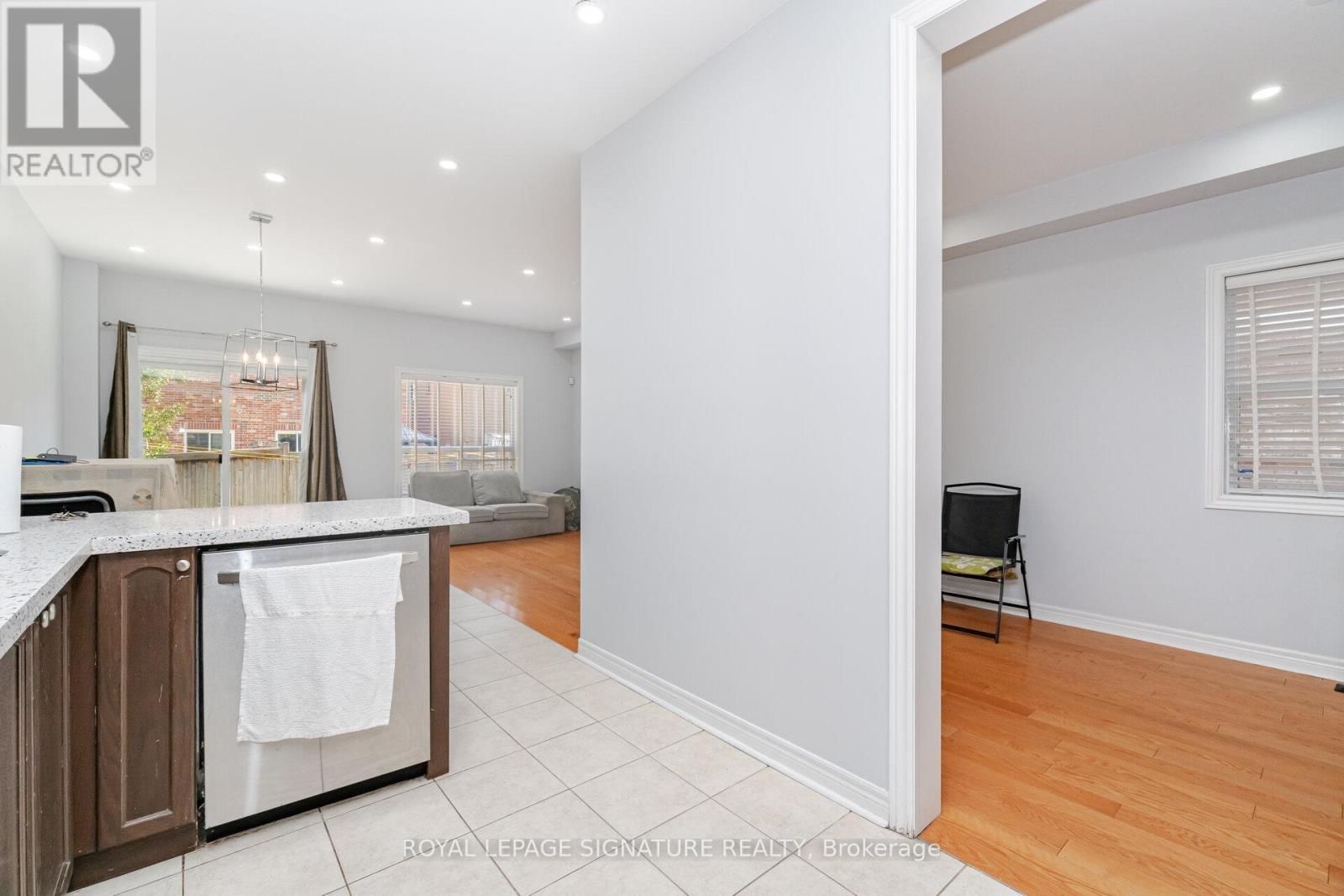 443 Comiskey Crescent, Mississauga, Ontario L5W 0C7 - Photo 20 - W12595372