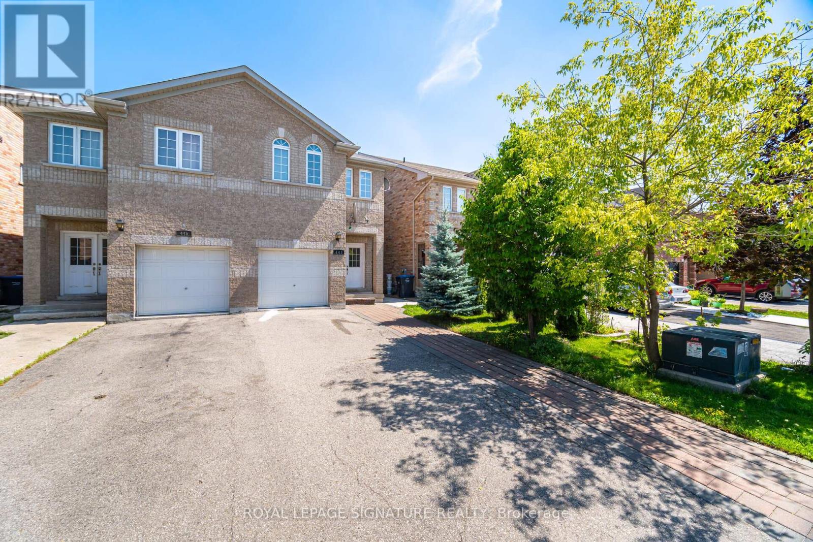 443 Comiskey Crescent, Mississauga, Ontario L5W 0C7 - Photo 3 - W12595372