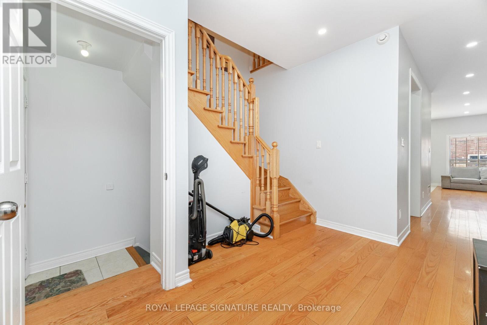 443 Comiskey Crescent, Mississauga, Ontario L5W 0C7 - Photo 37 - W12595372